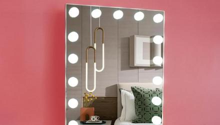 Install LED bulb lights on the desktop makeup mirror