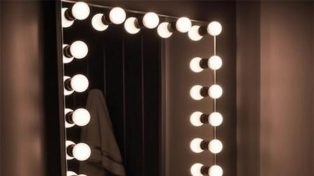 Hollywood makeup mirror manufacturer tells you to choose the number of light bulbs