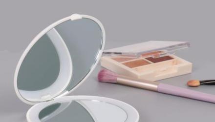 The Convenience of a Portable Pocket LED Makeup Mirror