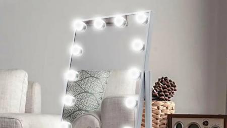 The LED makeup mirror with intelligent touch switch is simple and fashionable